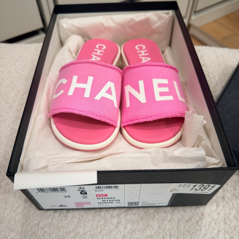 CHANEL women’s 35 Bright Pink Slide Sandals NWT